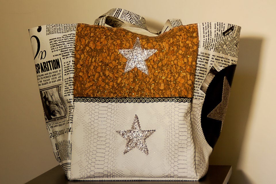 Weiße Drachen-Kunstledertasche, Zeitungs-Kunstleder Und Kork Weiße Drachen-Kunstledertasche, Zeitungs-Kunstleder Und Kork von marie1creation