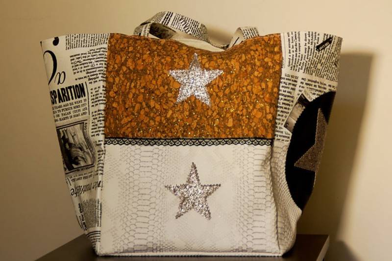 Weiße Drachen-Kunstledertasche, Zeitungs-Kunstleder Und Kork Weiße Drachen-Kunstledertasche, Zeitungs-Kunstleder Und Kork von marie1creation