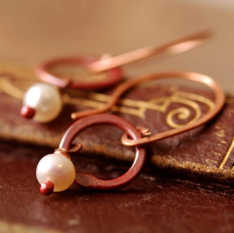Kleine Weiße Perlen Und Kupfer Ohrringe Mit Süßwasserperlen Gehämmert Bio-Kupfer-Reifen, Boho, Nicht Ihre Omas von marieflyfly