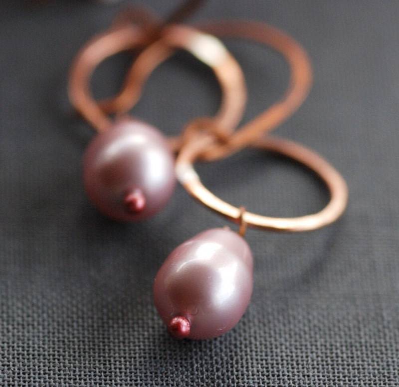 Rosa Perlen Und Kupfer Ohrringen Gemacht Mit Swarovski Tropfen Kunstperlen Gehämmerte Rosey Creolen Boho Style Rosa Perlen Und Kupfer Ohrringen Gemacht Mit Swarovski Tropfen Kunstperlen Gehämmerte Rosey Creolen Boho Style von marieflyfly