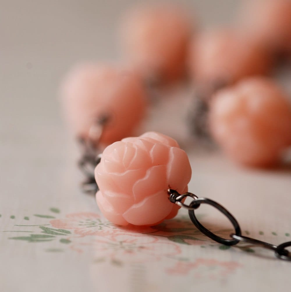 Rosa Und Oxidierte Silber Halskette Mit Vintage Lucite Rose Blume Perlen Klobige Silberkette Gemacht Rosa Und Oxidierte Silber Halskette Mit Vintage Lucite Rose Blume Perlen Klobige Silberkette Gemacht von marieflyfly