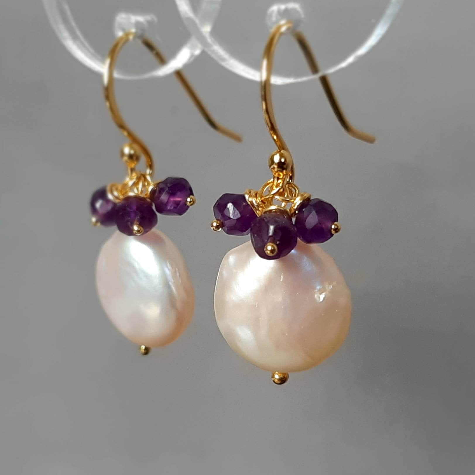 Amethyst Perlenohrringe 24Kt Gold Vermeil, Februar/Juni Geburtsstein Amethyst Perlenohrringe 24Kt Gold Vermeil, Februar/Juni Geburtsstein von marienicolebijoux