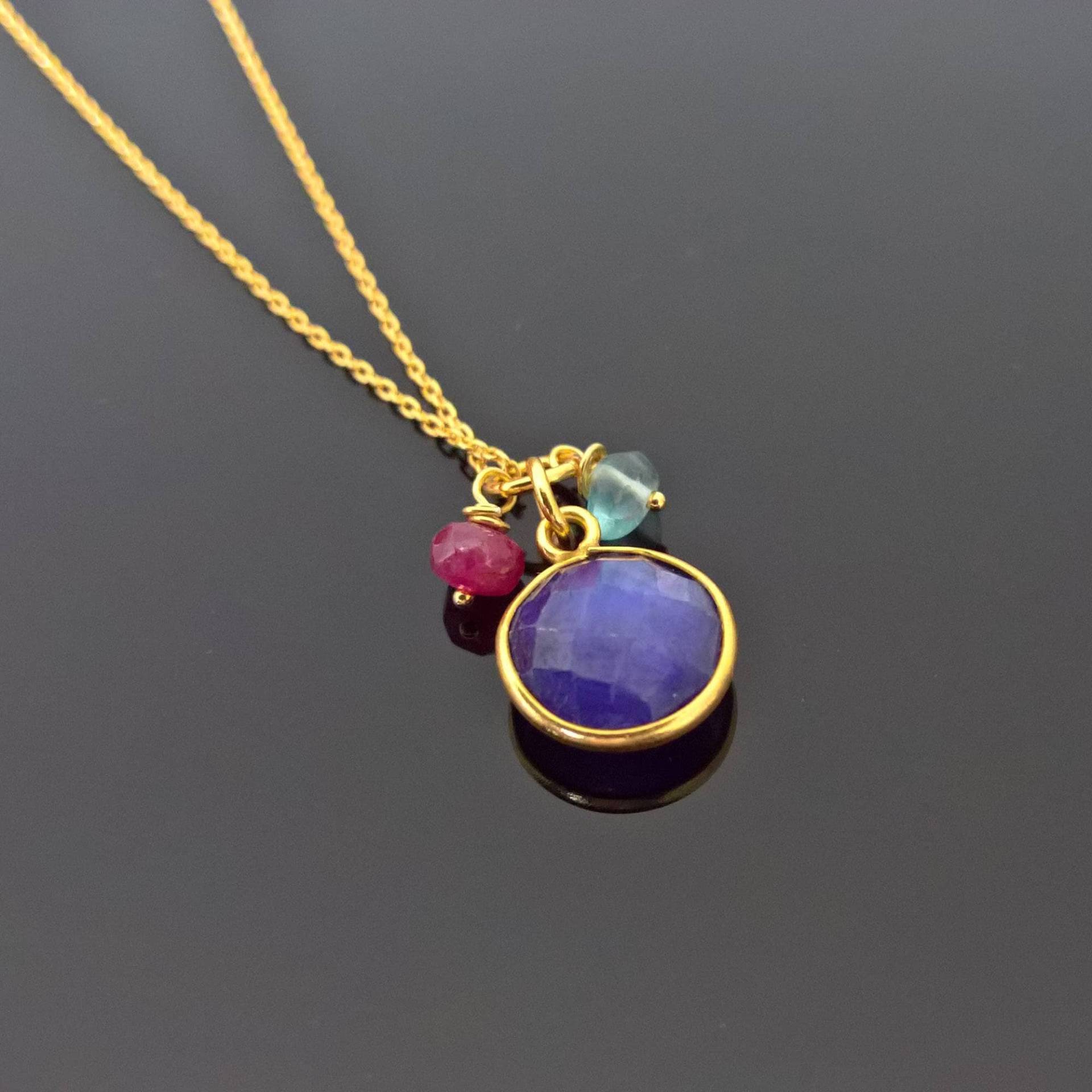 Zarte Blaue Saphir Kette Mit Gold Vermeil September Geburtsstein Anhänger Zarte Blaue Saphir Kette Mit Gold Vermeil September Geburtsstein Anhänger von marienicolebijoux