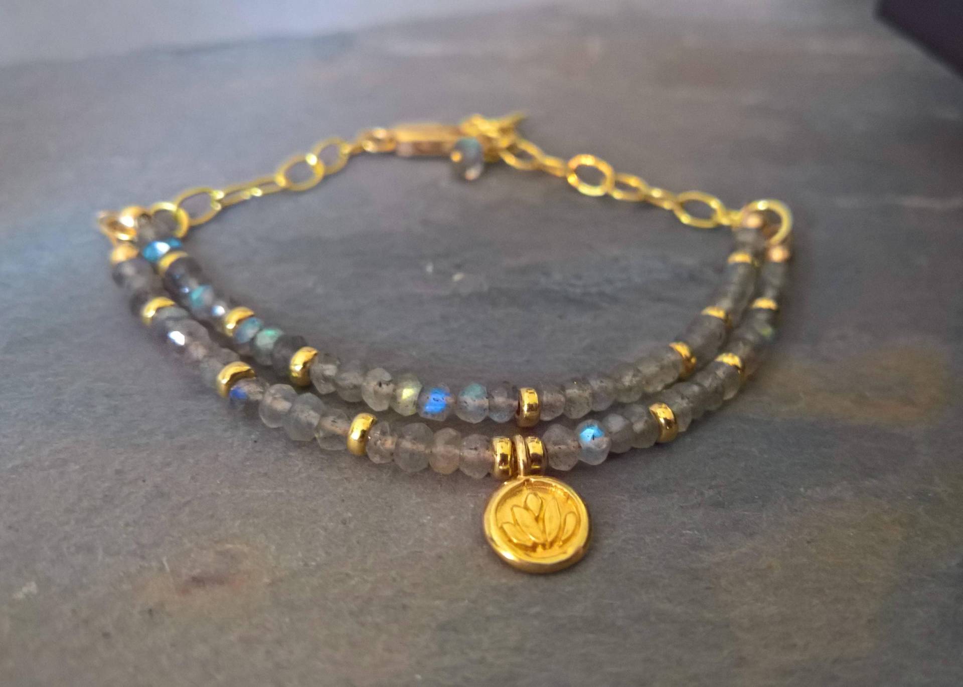 Labradorit Armband Gold Vermeil Lotus, Verstellbarer Edelstein Labradorit Armband Gold Vermeil Lotus, Verstellbarer Edelstein von marienicolebijoux