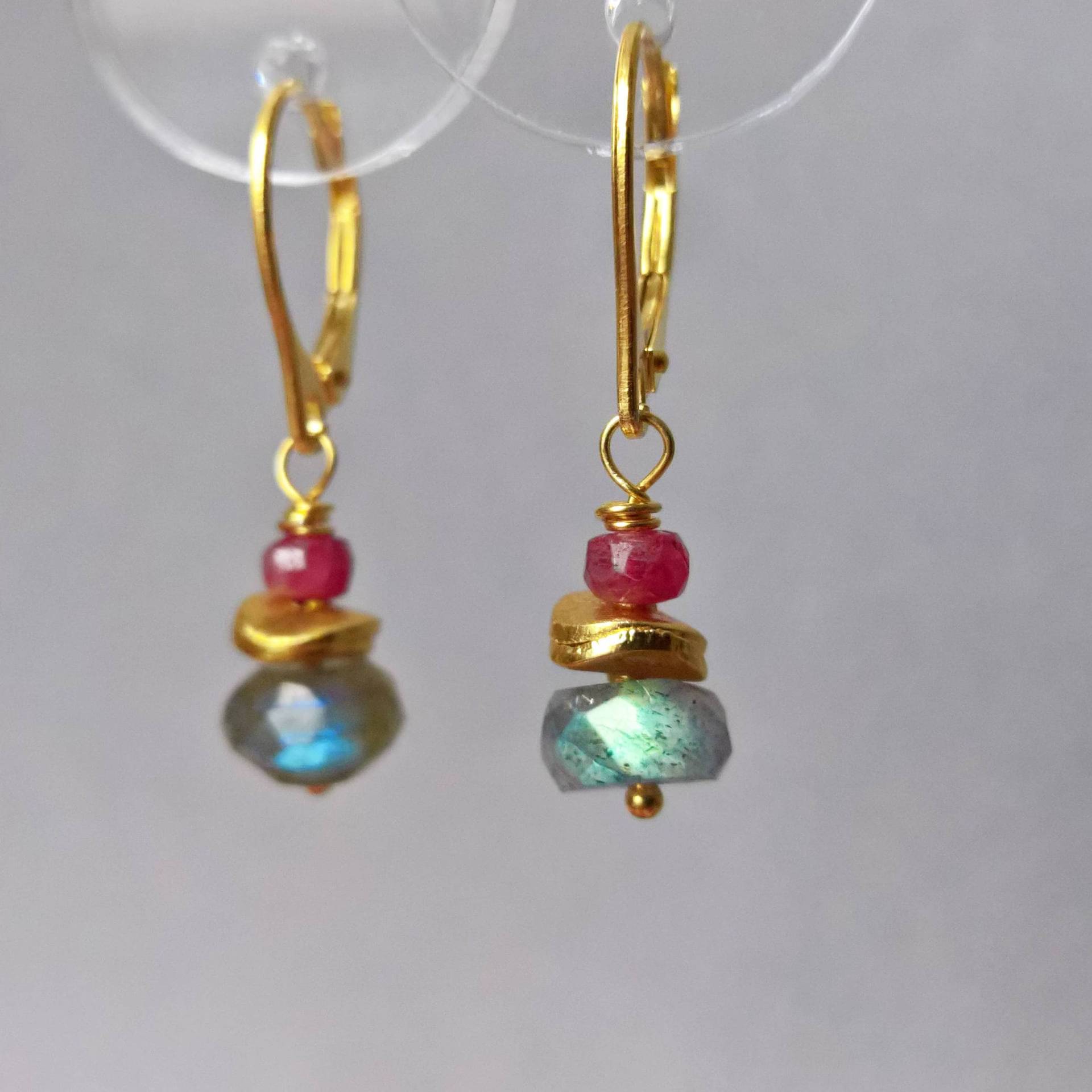 Labradorit Und Rubin Gold Vermeil Tropfen Ohrringe Labradorit Und Rubin Gold Vermeil Tropfen Ohrringe von marienicolebijoux