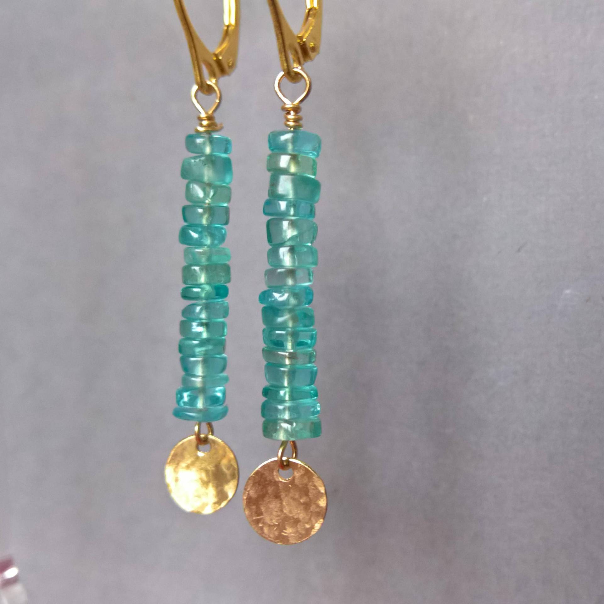 Blaue Apatit Ohrringe Gold Vermeil, Gehämmerte Scheiben Blaue Apatit Ohrringe Gold Vermeil, Gehämmerte Scheiben von marienicolebijoux