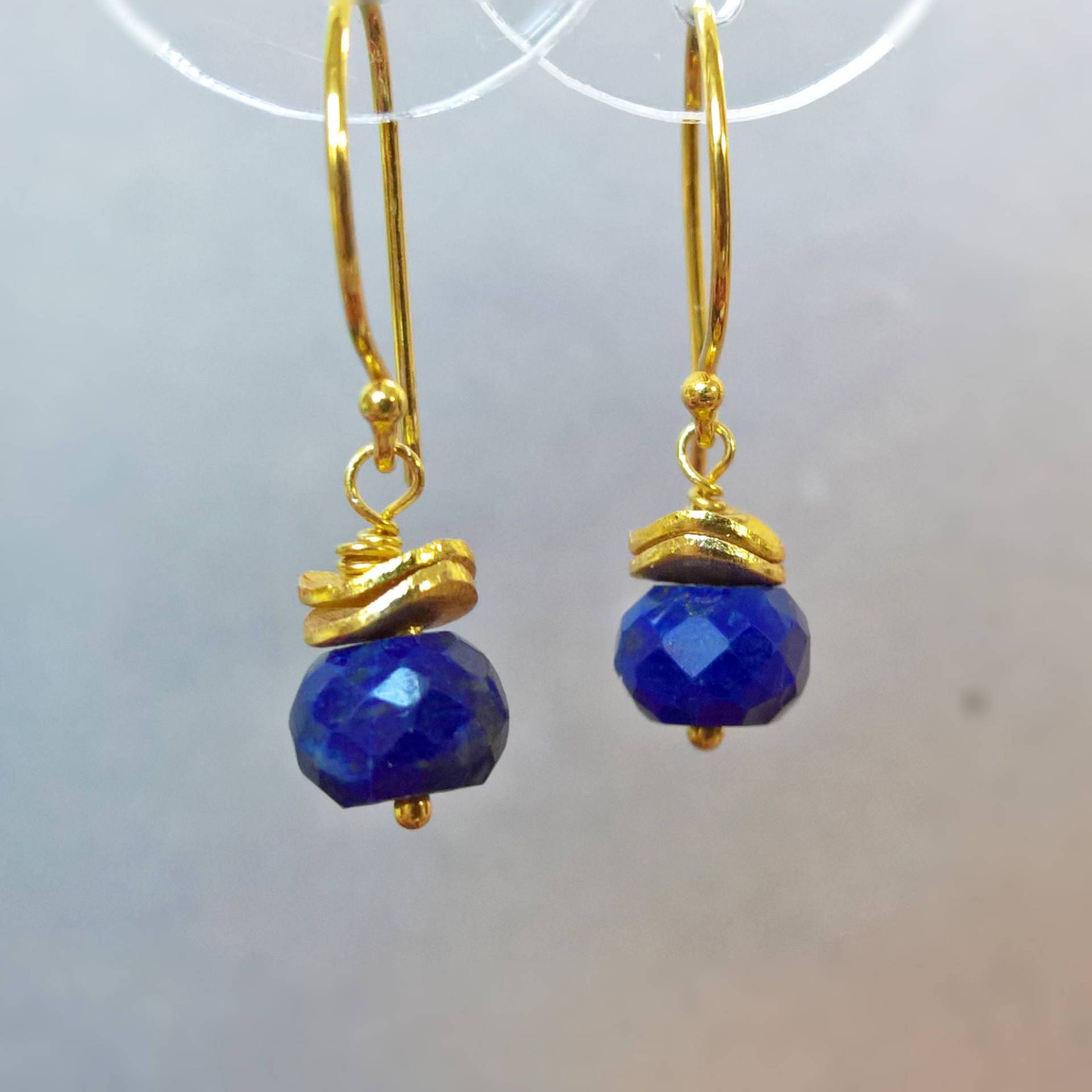 Gold Vermeil Lapislazuli Tropfen Ohrringe Zierliche, Marineblaue Anhänger Gold Vermeil Lapislazuli Tropfen Ohrringe Zierliche, Marineblaue Anhänger von marienicolebijoux