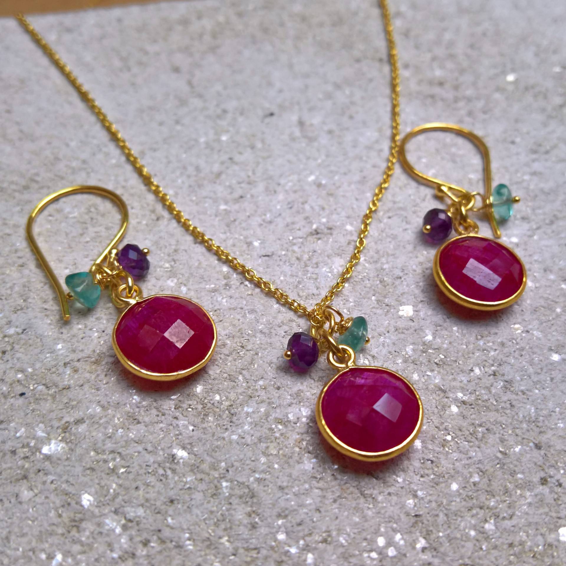 Rubin Gold Vermeil Schmuck Set Anhänger Kette & Ohrringe Rubin Gold Vermeil Schmuck Set Anhänger Kette & Ohrringe von marienicolebijoux