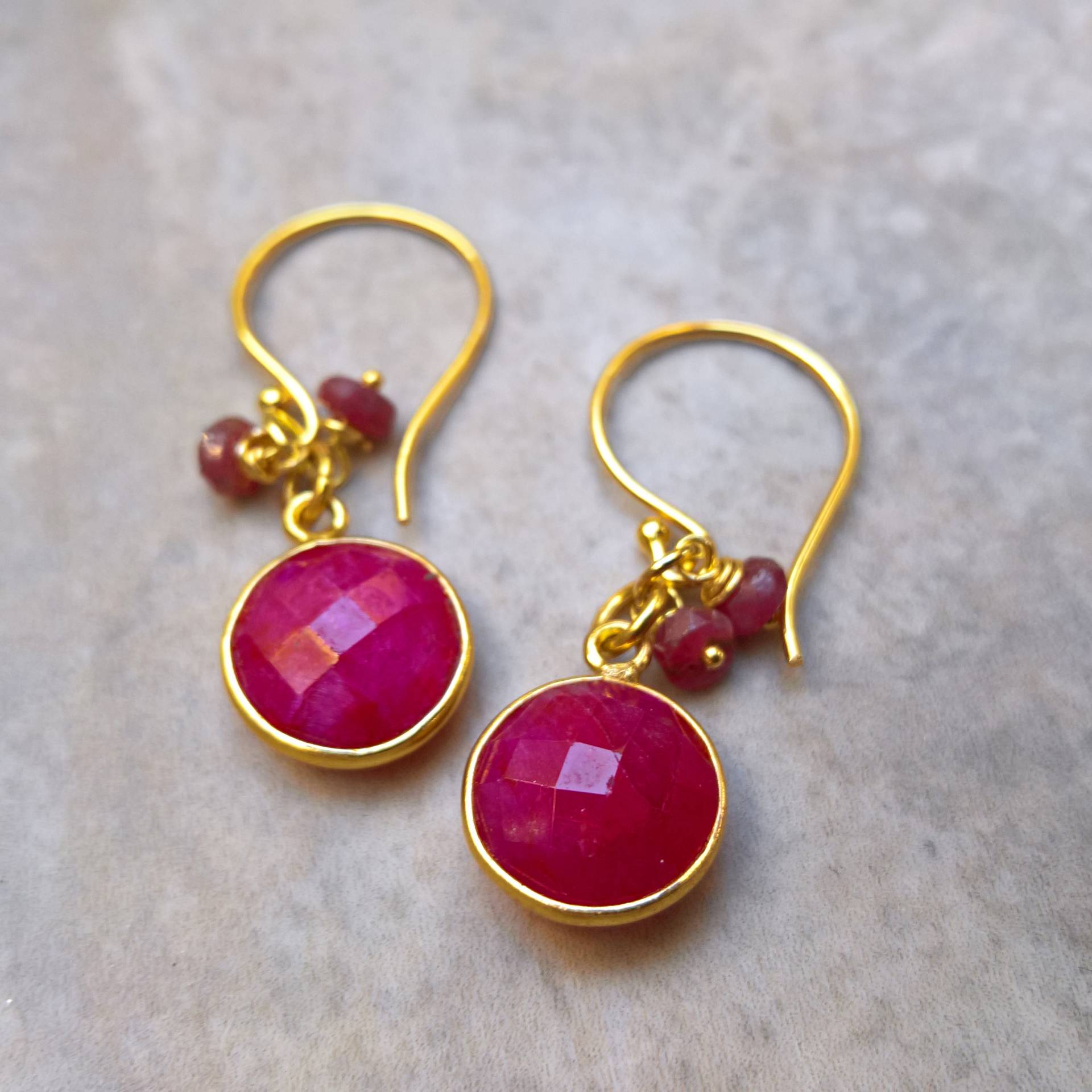 Rubin Tropfen Ohrringe 24Kt Gold Vermeil Ohrhänger Rubin Tropfen Ohrringe 24Kt Gold Vermeil Ohrhänger von marienicolebijoux