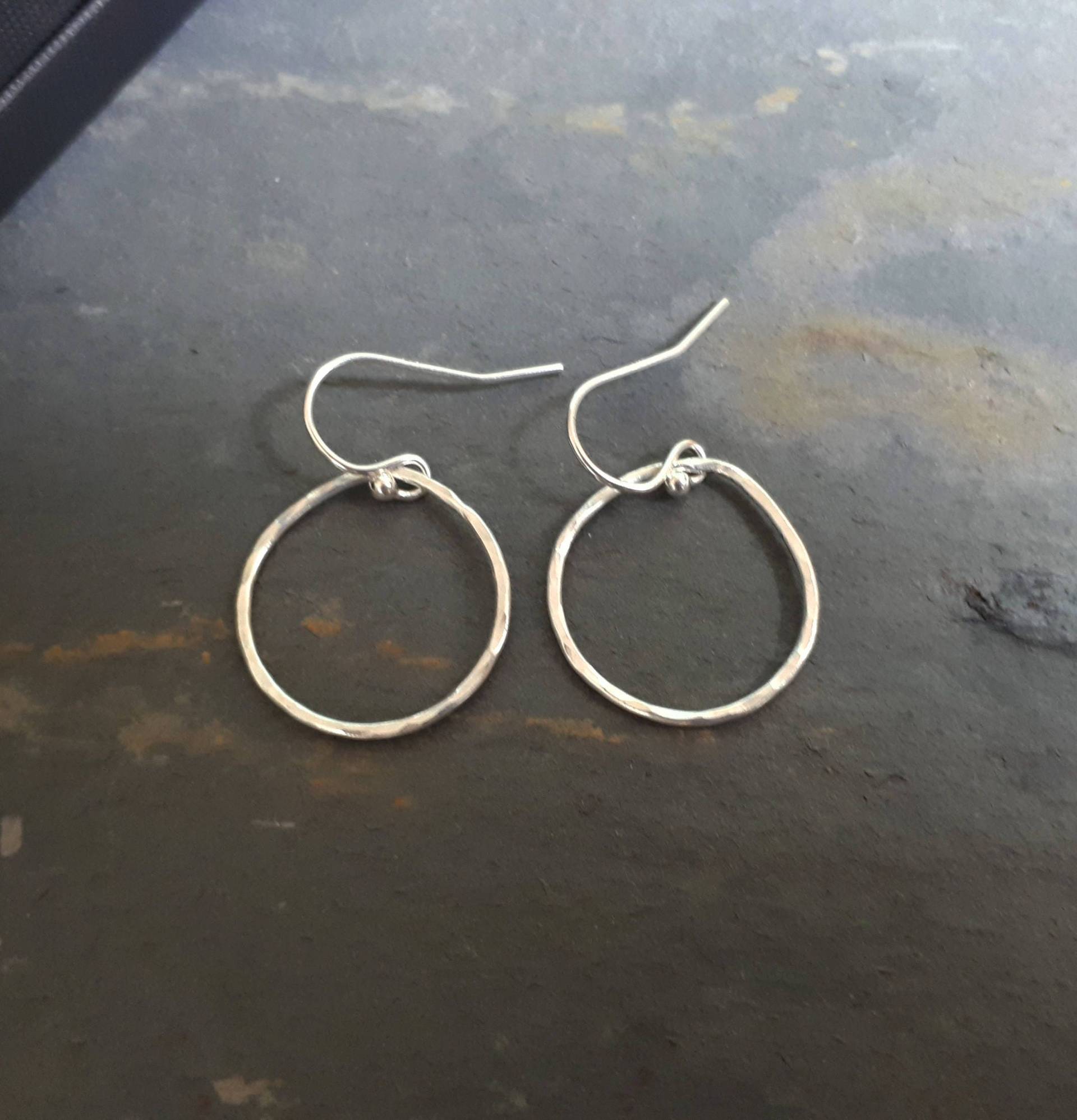 Gehämmerte Feinsilber Teardrop Creolen Ohrringe Zierliche Schmucke Für Jeden Tag Gehämmerte Feinsilber Teardrop Creolen Ohrringe Zierliche Schmucke Für Jeden Tag von marienicolebijoux