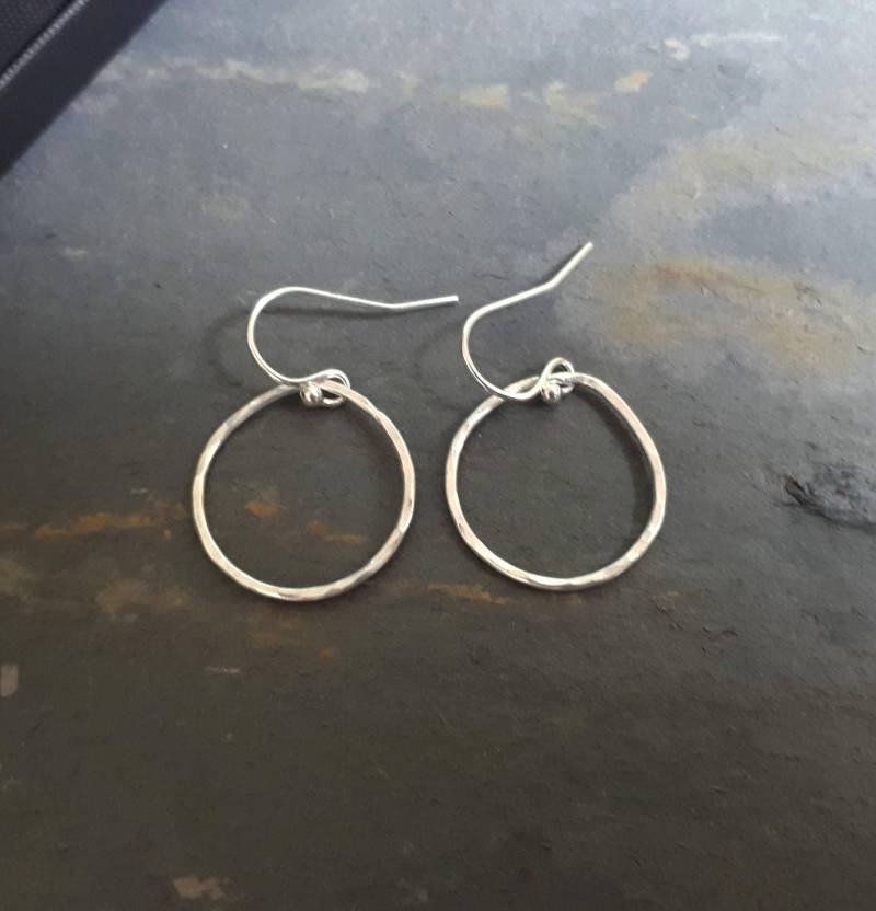 Gehämmerte Feinsilber Teardrop Creolen Ohrringe Zierliche Schmucke Für Jeden Tag Gehämmerte Feinsilber Teardrop Creolen Ohrringe Zierliche Schmucke Für Jeden Tag von marienicolebijoux