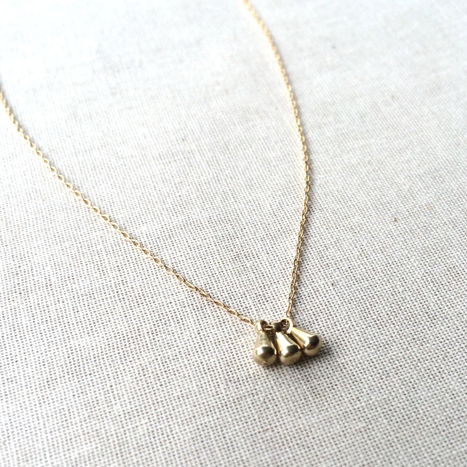 Drei Kleine Tröpfchen Halskette ~ Vintage Messing Teardrop Anhänger Minimale Zierliche Gold Filled Schichtung von marigoldmary