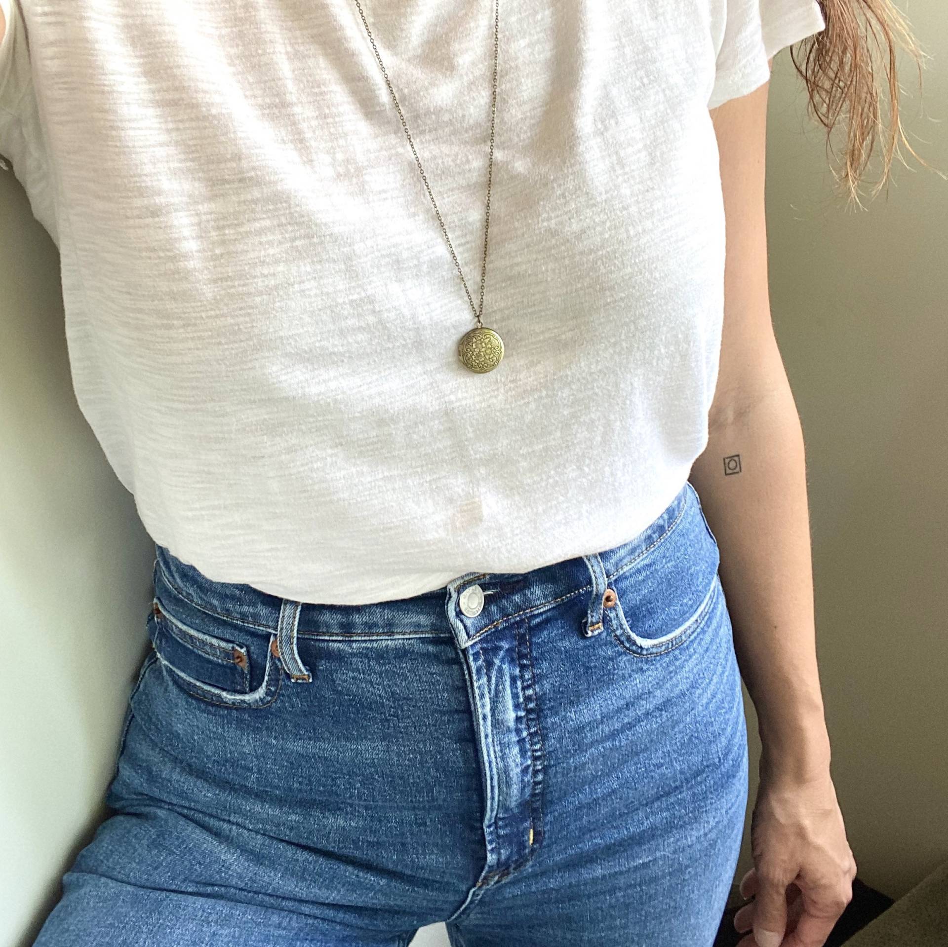 Kleine Blume Locket ~ Winzige Blumen Vintage Reproduktion Andenken Runde Geätzte Anhänger Halskette von marigoldmary