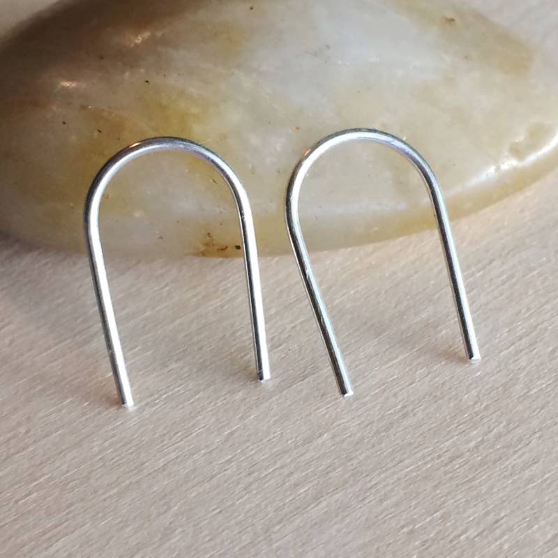 Kleine Silber Bogen Einfädler Ohrringe ~ Halbzoll Minimale Moderne Sterling Handgeschmiedete Offene U-Form Creolen Kleine Silber Bogen Einfädler Ohrringe ~ Halbzoll Minimale Moderne Sterling Handgeschmiedete Offene U-Form Creolen von marigoldmary