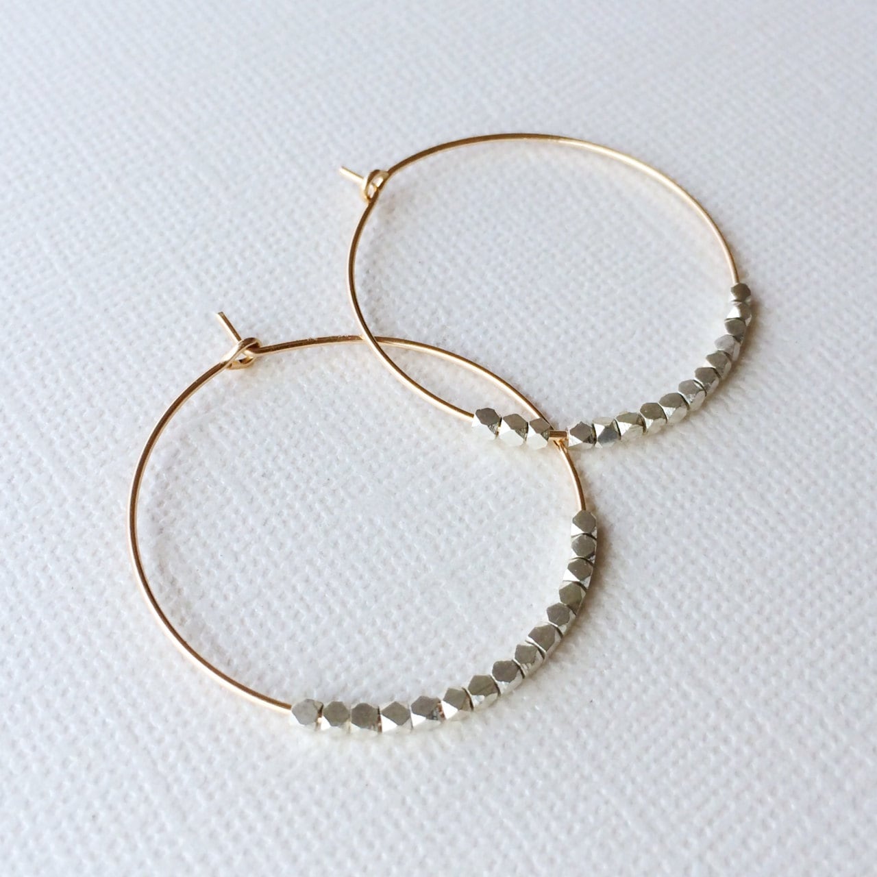 Perlen Gold Creolen ~ Minimal Mixed Metal Kleine Facettierte Sterling Silber Bead von marigoldmary