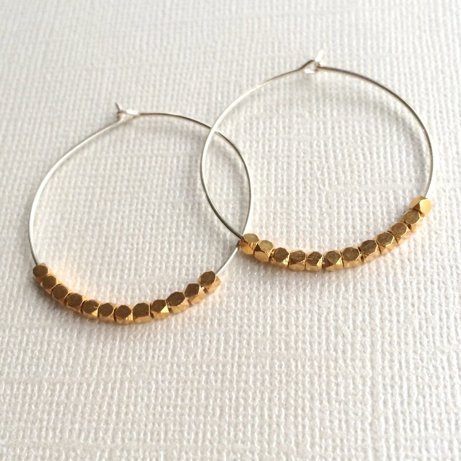 Perlen Silber Creolen ~ Minimal Mixed Metal Kleine Facettierte Gold Würfel Bead von marigoldmary