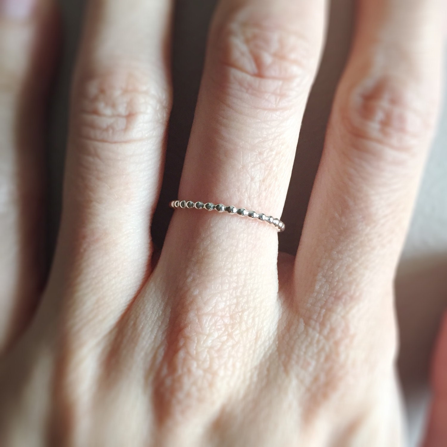 Silber Bead Ring ~ Minimal Sterlingsilber Dünn Polka Dot Einfache Dünne Alltägliche Band von marigoldmary