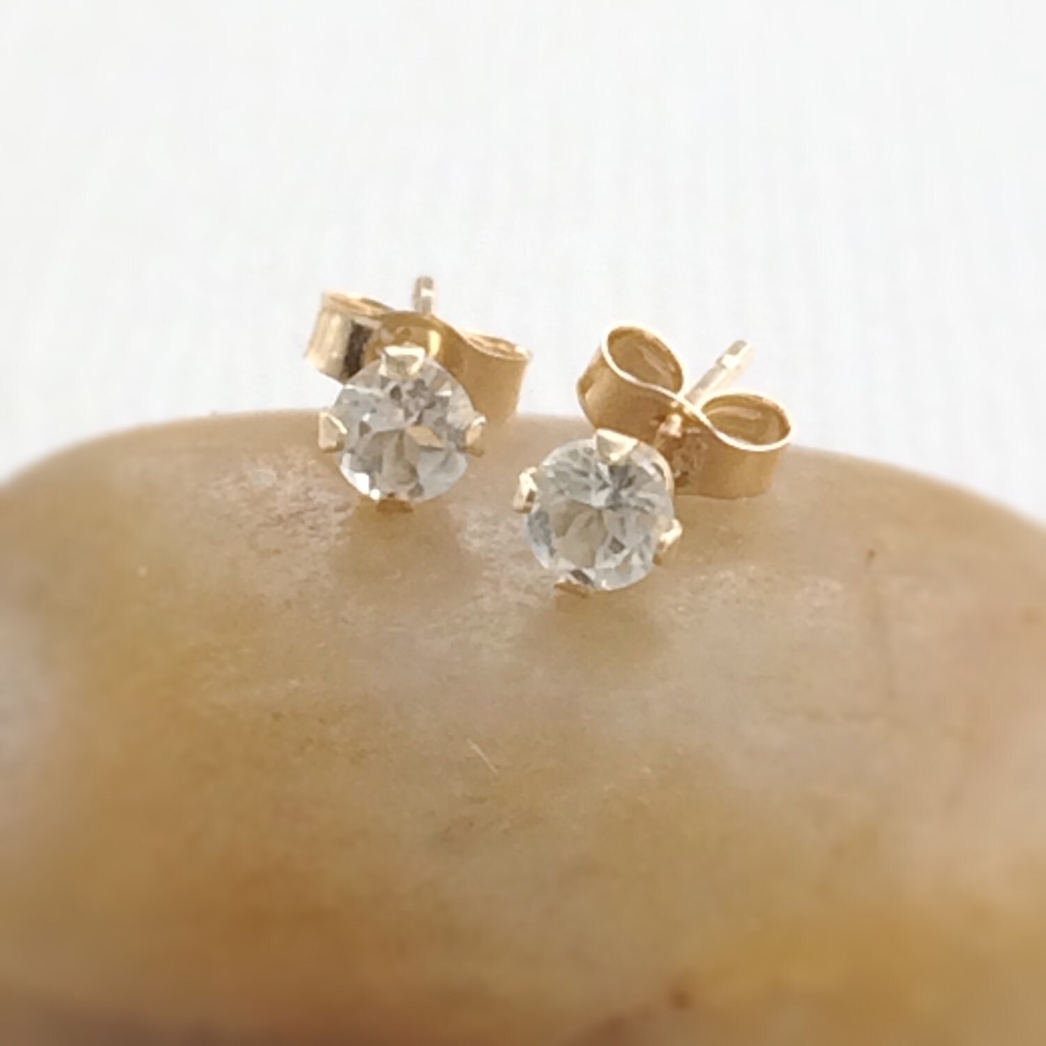 Winzige Diamant Alternative Ohrstecker ~ 3mm Weiße Topas in Massivem 14K Gold Minimal Classic von marigoldmary