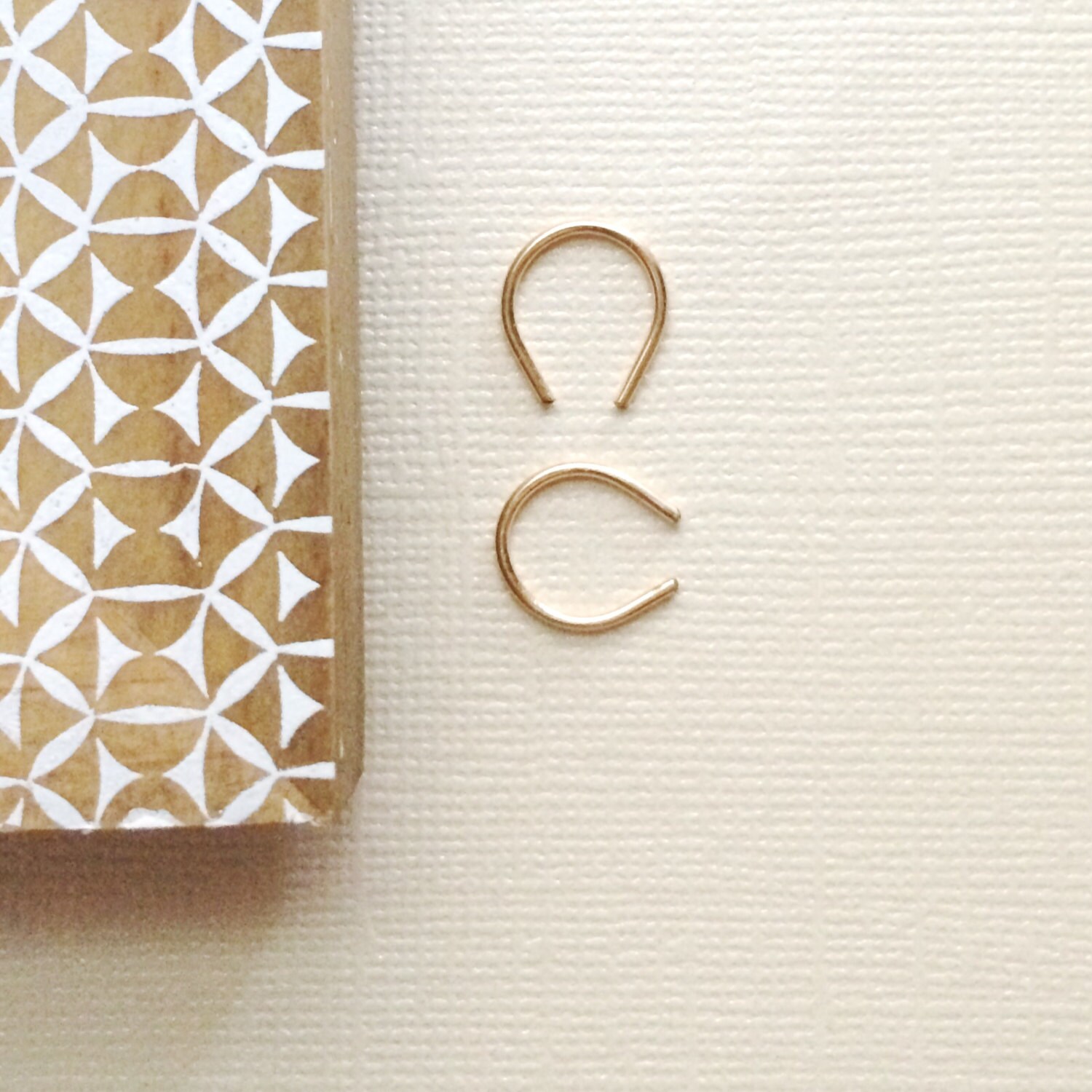 Winzige Gold Hufeisen Creolen - Minimale Moderne Handgemachte Kleine Offene Bogen von marigoldmary