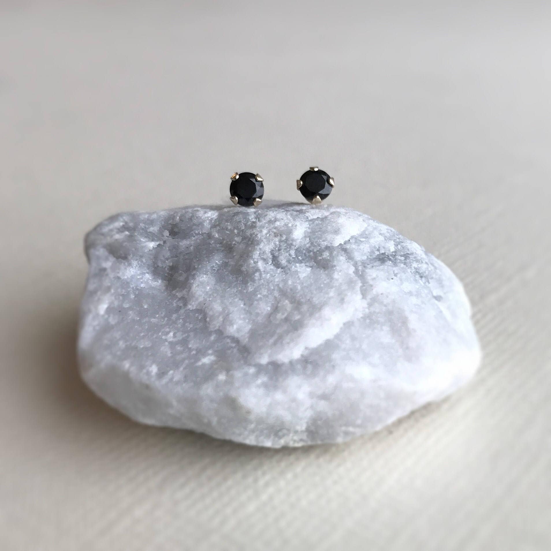 Winzige Schwarze Diamant Alternative Ohrstecker ~ 3mm Spinell Post Ohrringe in Massivem 14K Gold Minimal Classic Stud von marigoldmary