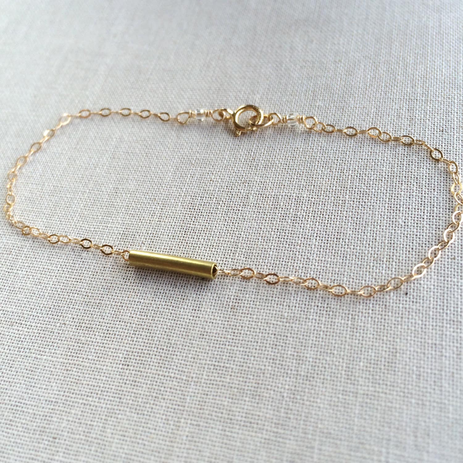 Winziges Gold Tube Armband ~ Schlichtes Vintage Messing Bettel Modernes Minimal von marigoldmary