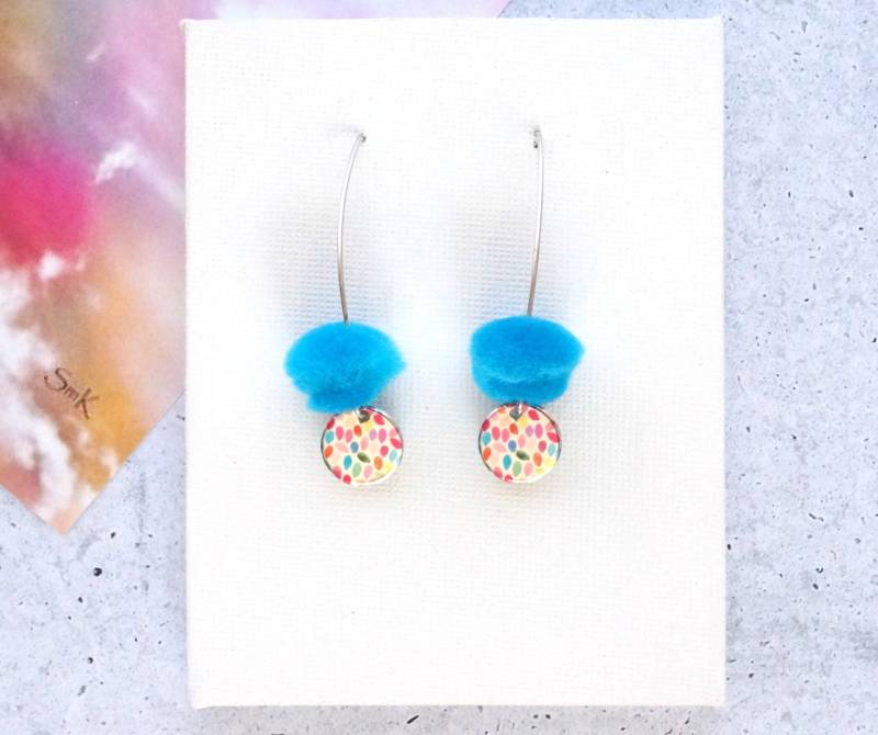 Blaue Drop Pom Ohrringe Mit Bunter Regentropfenscheibe von marikaking