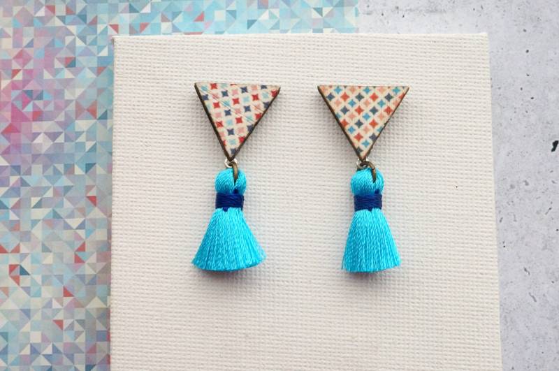Ohrringe Aus Holz in Dreiecksform Und Mit Blauer Quaste von marikaking