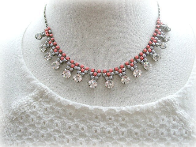 Sale Strass Halskette in Lachs Und Grau von marikaking