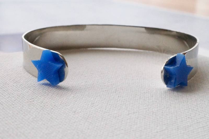 Silber Handgeschnittenes Armband Mit Blauen Sternen von marikaking