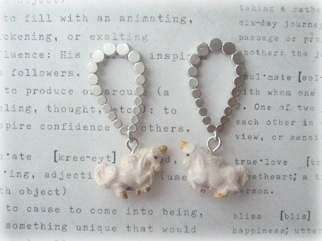 Silberne Tropfen Ohrringe Mit Einhorn Aus Keramik von marikaking