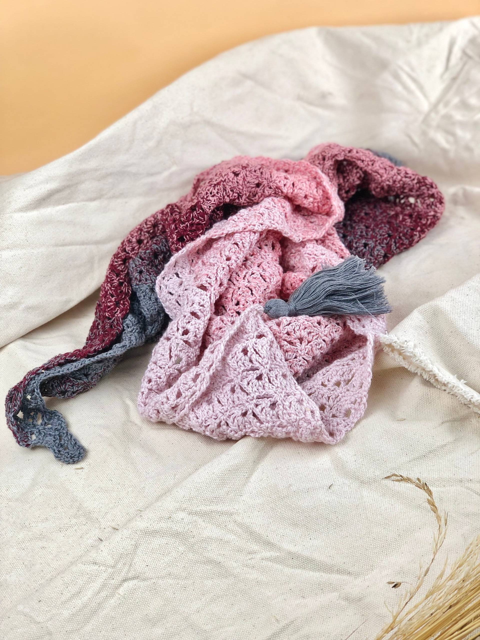 Gehäkeltes Baumwoll-Dreieckstuch in Rosa Und Grau - 1 Meter Lang, Vielseitiges Accessoire Für Style Wärme von marimoons