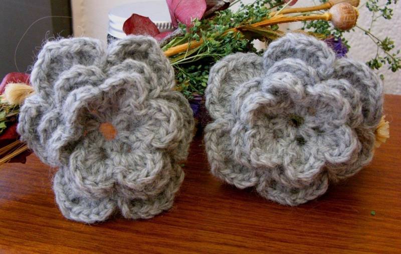 Grauer Wolle Blumenapplikationen - Grauer Rose Applikationen Wolle-Blumen-Verzierungen Verzierungen Häkelblumen von marinebiochic07