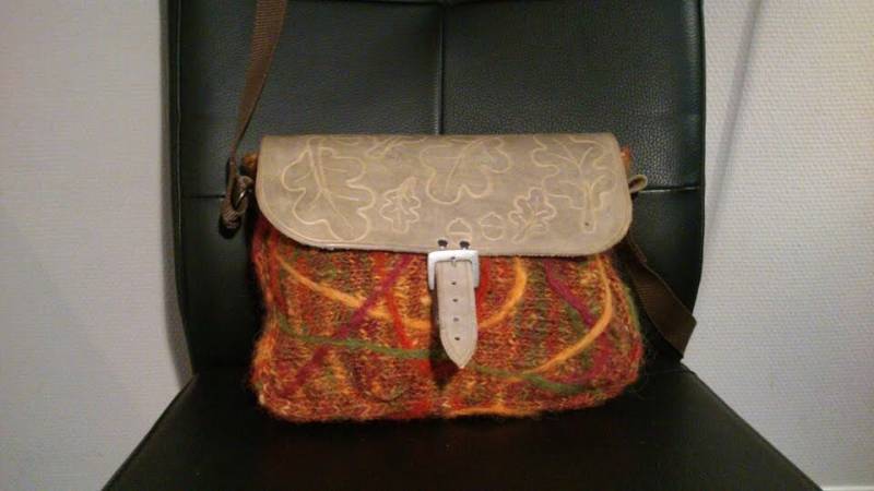 Einzigartige Bag Aus Verarbeiteten Und Gefärbten Sattelleder Hand-Gesponnene Wolle Einzigartige Bag Aus Verarbeiteten Und Gefärbten Sattelleder Hand-Gesponnene Wolle von marithagen