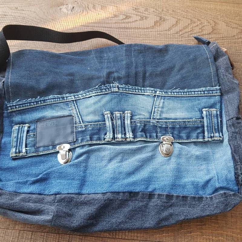 Postbote Aus Recycelten Jeans von marithagen
