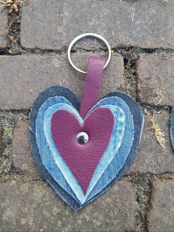 Schlüsselanhänger Jeans Und Leder Lila von marithagen