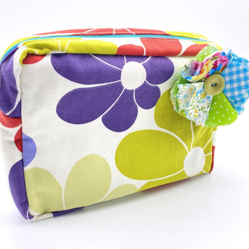Kosmetik-Buchtäschchen Mit Einer Stoffblume von marjurymoreno