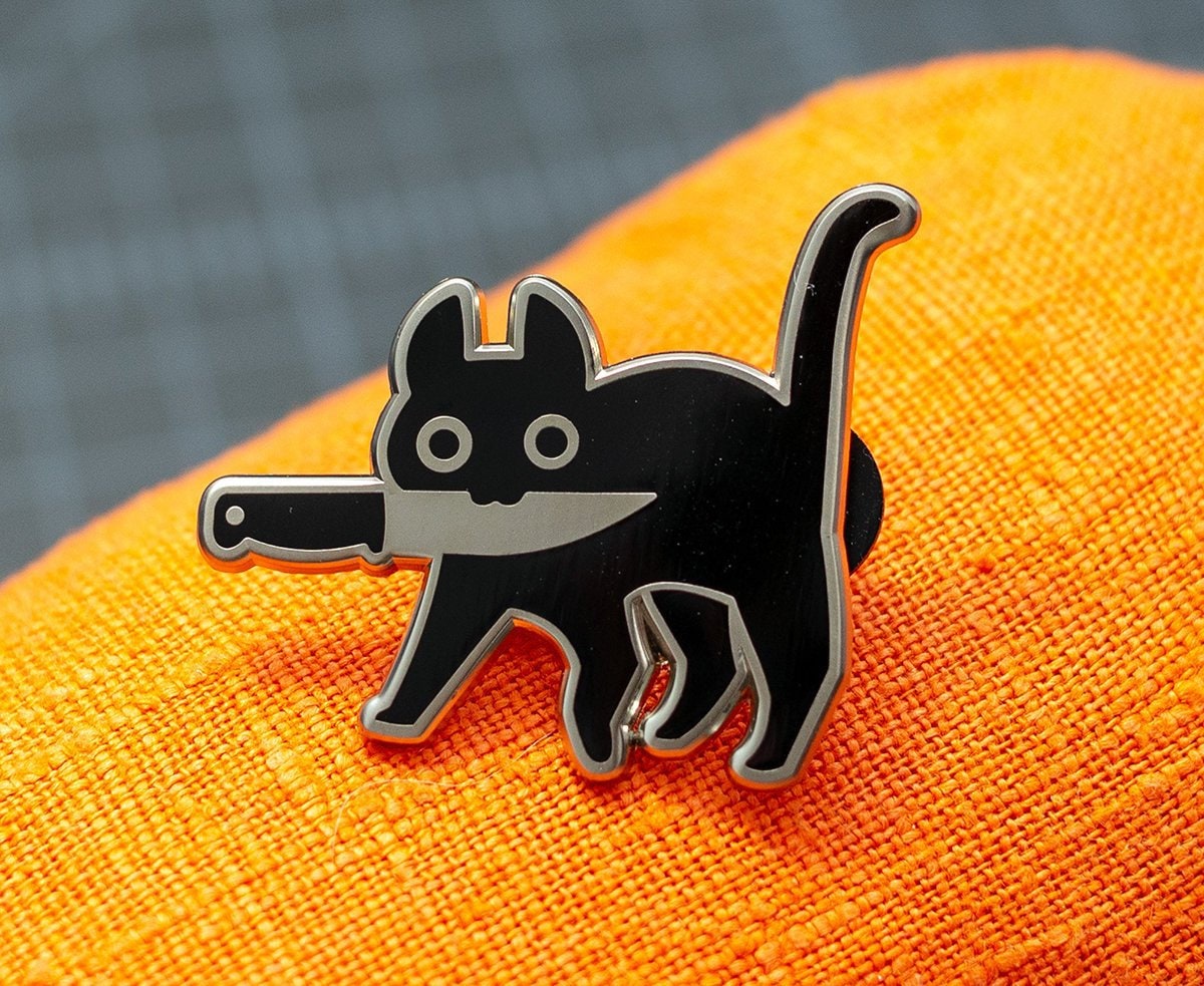 Messerkatze Emaille Pin von marladraw