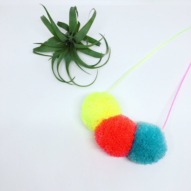 3 Pom Halskette Auf Pastell Ombre Schnur Neon Gelb, Coral Und Himmelblau Combo von marleyandalfie