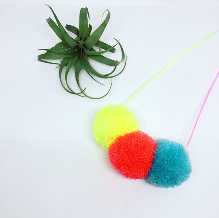 3 Pom Halskette Auf Pastell Ombre Schnur Neon Gelb, Coral Und Himmelblau Combo von marleyandalfie