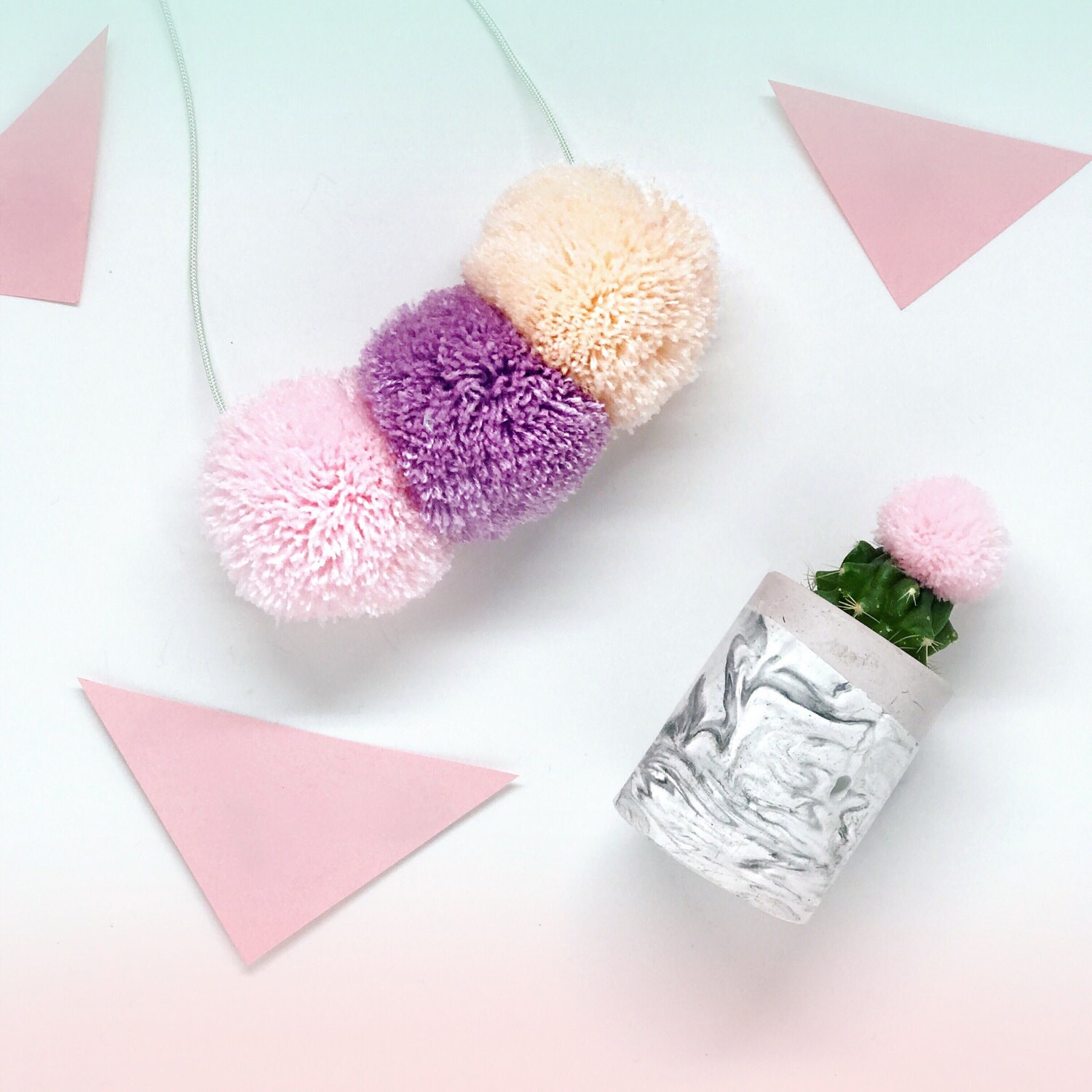 3 Pom Halskette Auf Pastell Ombre Schnur Rosa, Lila Und Korallen Combo von marleyandalfie