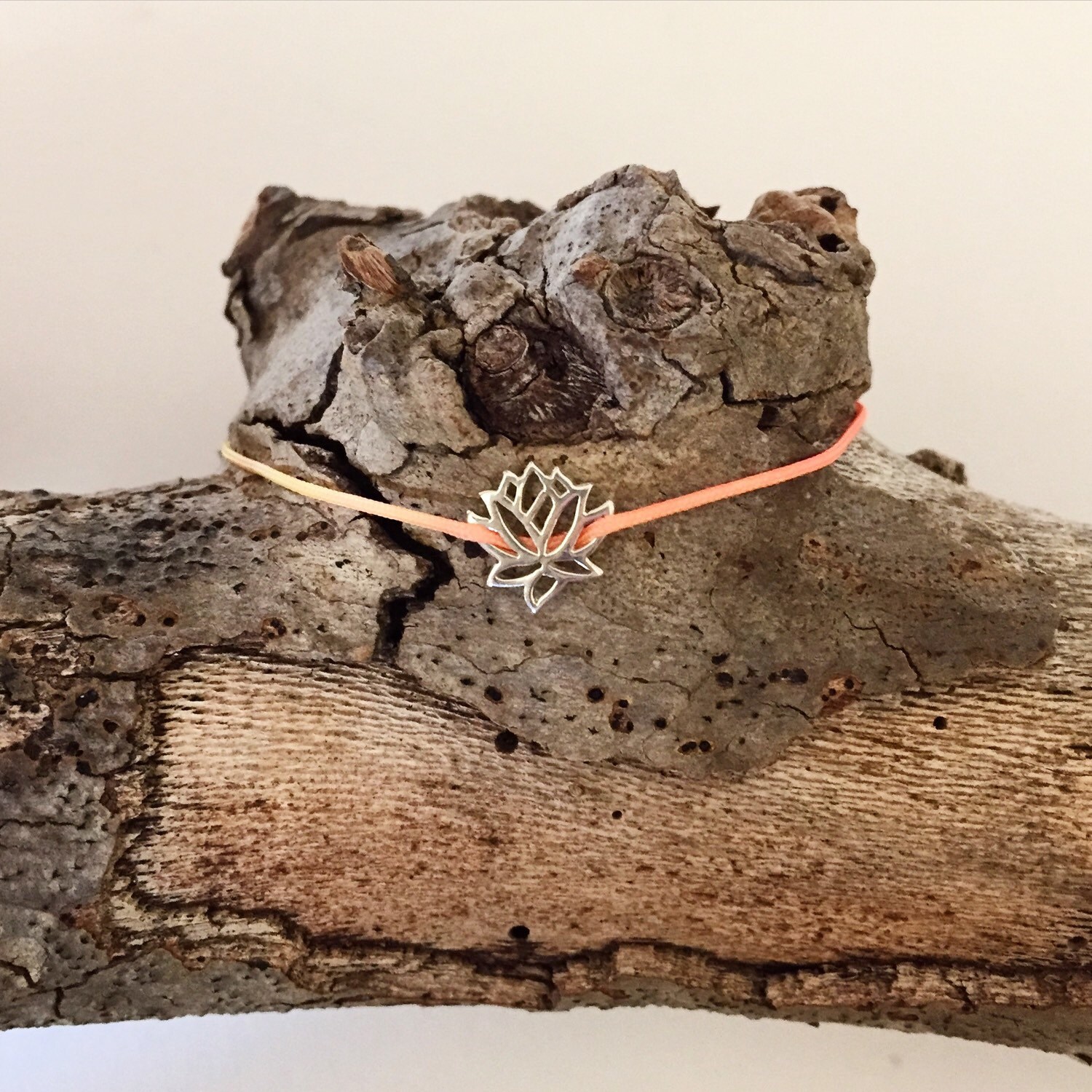 Elegante Moderne Lotus Armband in Pastell Ombre Schnur von marleyandalfie