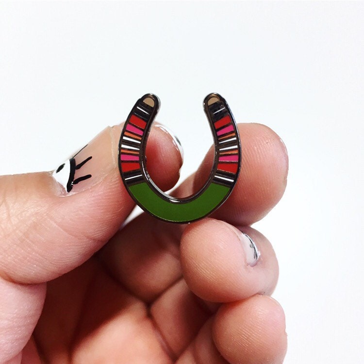 Glück Sarape Hufeisen Stift in Jägergrün Mit Schwarzem Nickel von marleyandalfie