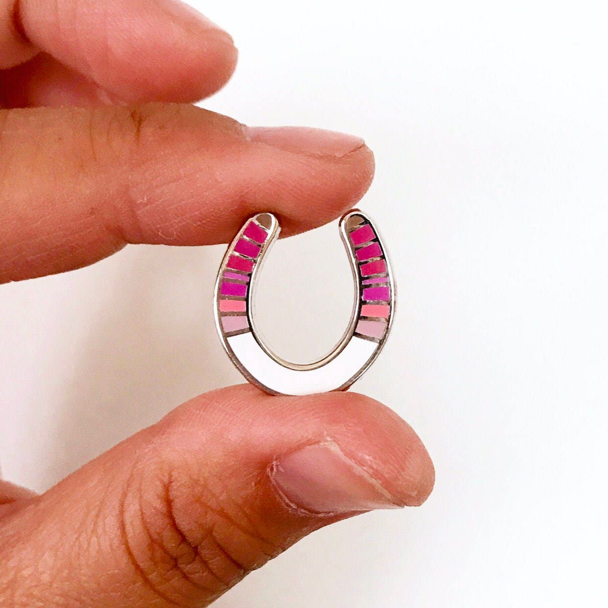 Lucky Serape Hufeisen Pin in Pink Ombre Auf Silber von marleyandalfie