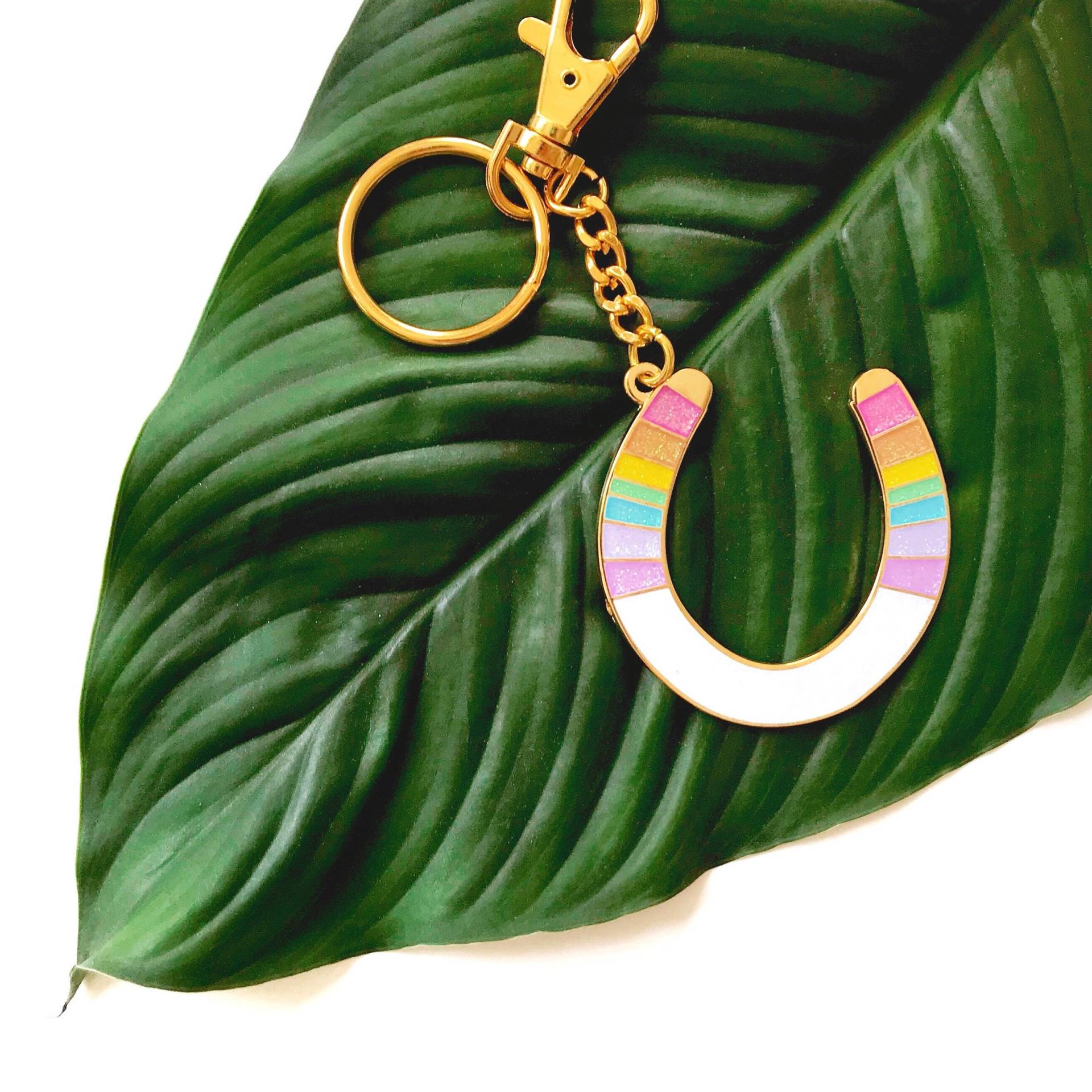 Lucky Serape Hufeisen Schlüsselanhänger in Glitzern Regenbogen Pastell Auf Gold von marleyandalfie