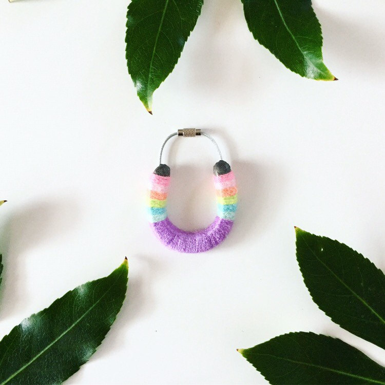 Miniature Serape Yarned Hufeisen Schlüsselanhänger/Tasche Flair in Pastell Regenbogen Ombré von marleyandalfie