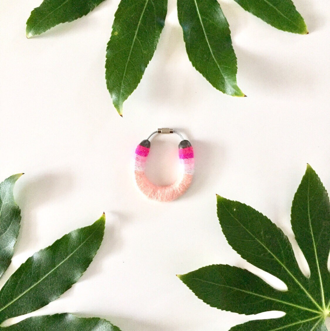 Miniature Serape Yarned Hufeisen Schlüsselanhänger/Tasche Flair in Pastell Rosa von marleyandalfie