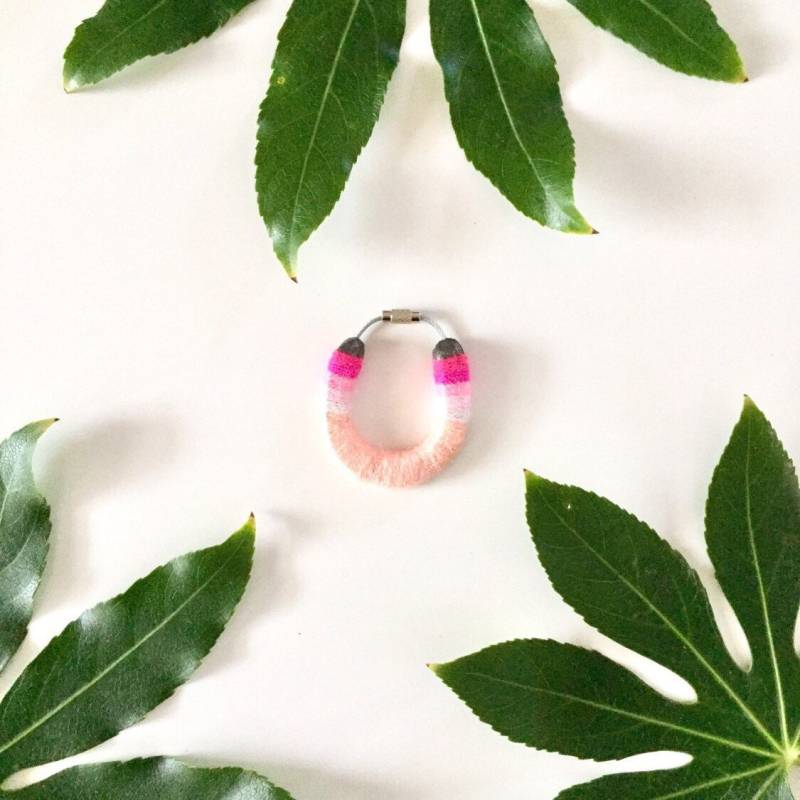 Miniature Serape Yarned Hufeisen Schlüsselanhänger/Tasche Flair in Pastell Rosa von marleyandalfie