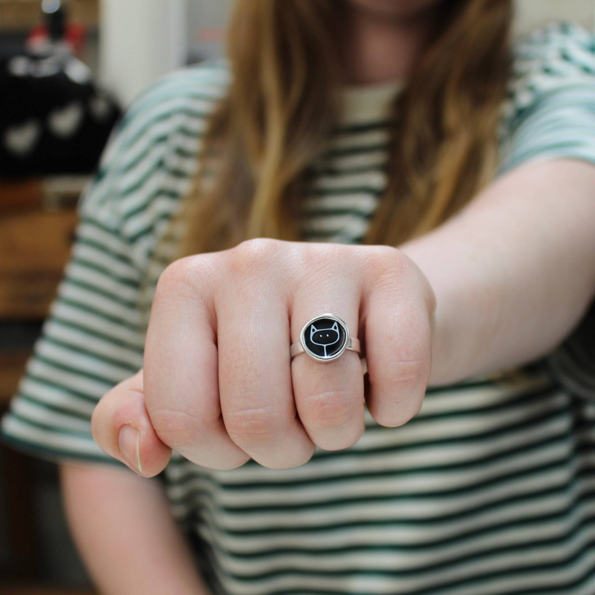 Schwarze Katze Ring - Sterling Silber Und Glasemail Kitty Mit Original Zeichnung von marmar