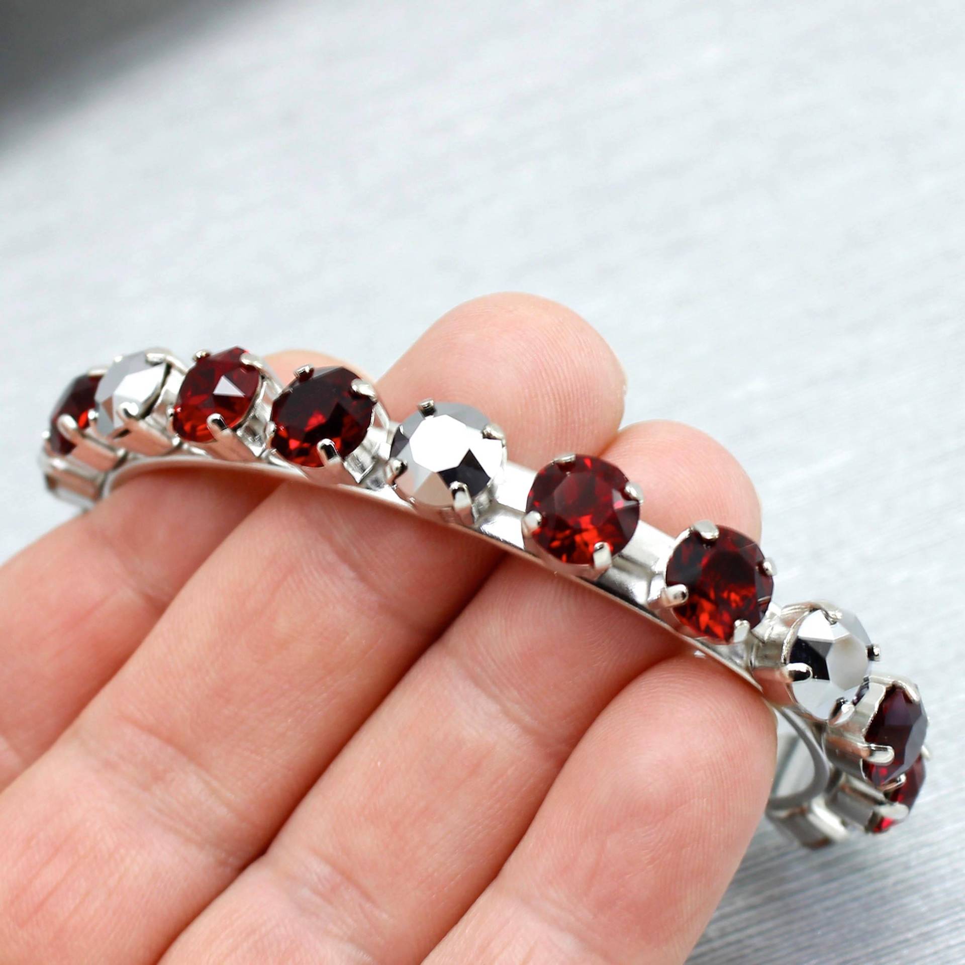 Roter Kristall Armreif Armband Silber, Weißgold Chrom, Rot, Modern, Manschettenarmband, Strass, Boho Hippie, Unisex Schmuck, Sie Geschenk Für Ihn Roter Kristall Armreif Armband Silber, Weißgold Chrom, Rot, Modern, Manschettenarmband, Strass, Boho Hippie, Unisex Schmuck, Sie Geschenk Für Ihn von martaky