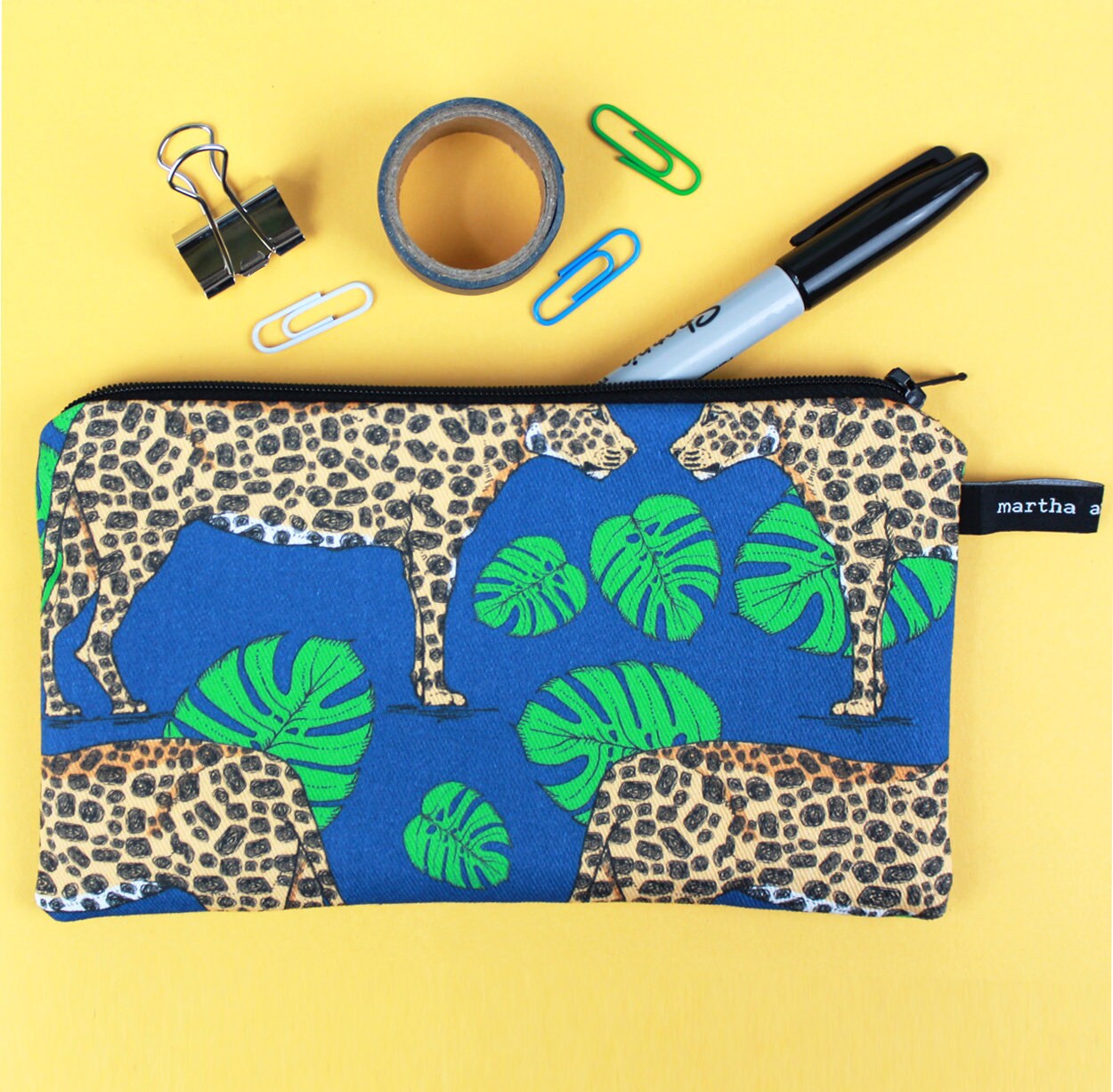 Leopard Und Monstera Blatt Federmäppchen - Stifteetui Aus Stoff Leopard Und Monstera Blatt Federmäppchen - Stifteetui Aus Stoff von marthaandhepsie